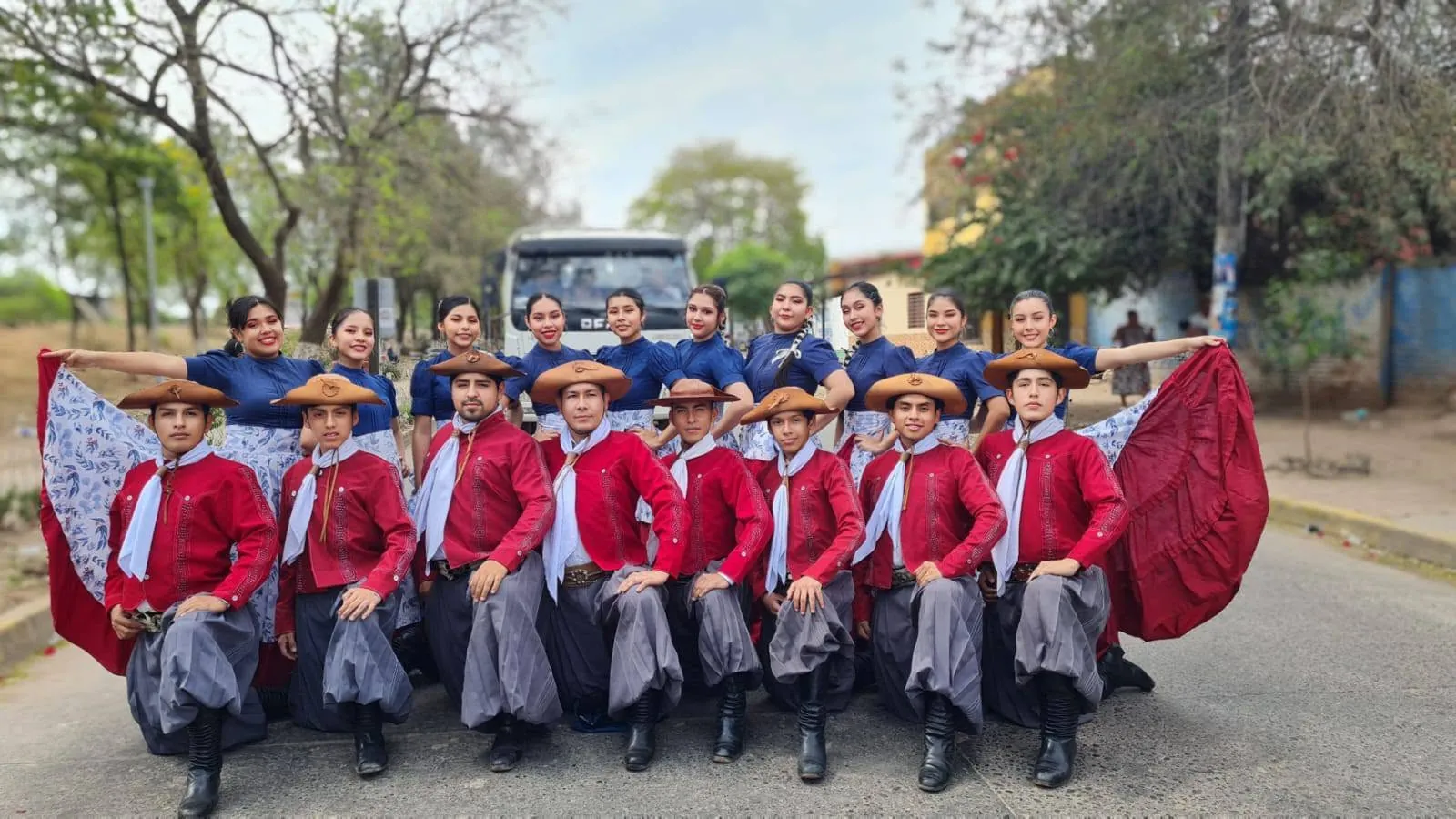 Elenco del Ballet El Quebracho