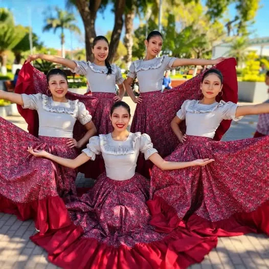 Bailarinas del Ballet El Quebracho con polleras rojas